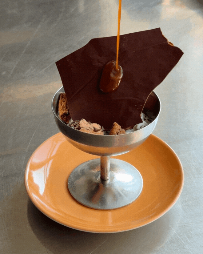 Straciatella ice cream, caramel sauce and chocolate chip cookies